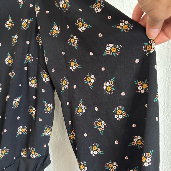 💰PRICE ⬇️
BY DESIGN • Black Floral Bodysuit • sz Large • - Picture 3 of 7